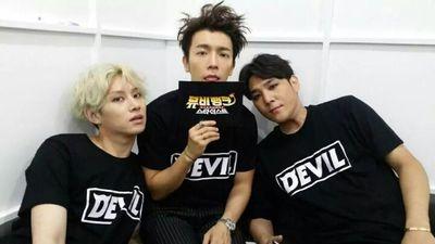yeccloud's tweet photo. remember when everyone wore this devil shirt during the Devil Era? i miss those days 😭

Back of the shirt: Without stopping, Super Junior 10 years  

and now we already passed the 16th year 🥺💙 

#SUPERJUNIOR  #슈퍼주니어 https://t.co/kcdLfl1o3i