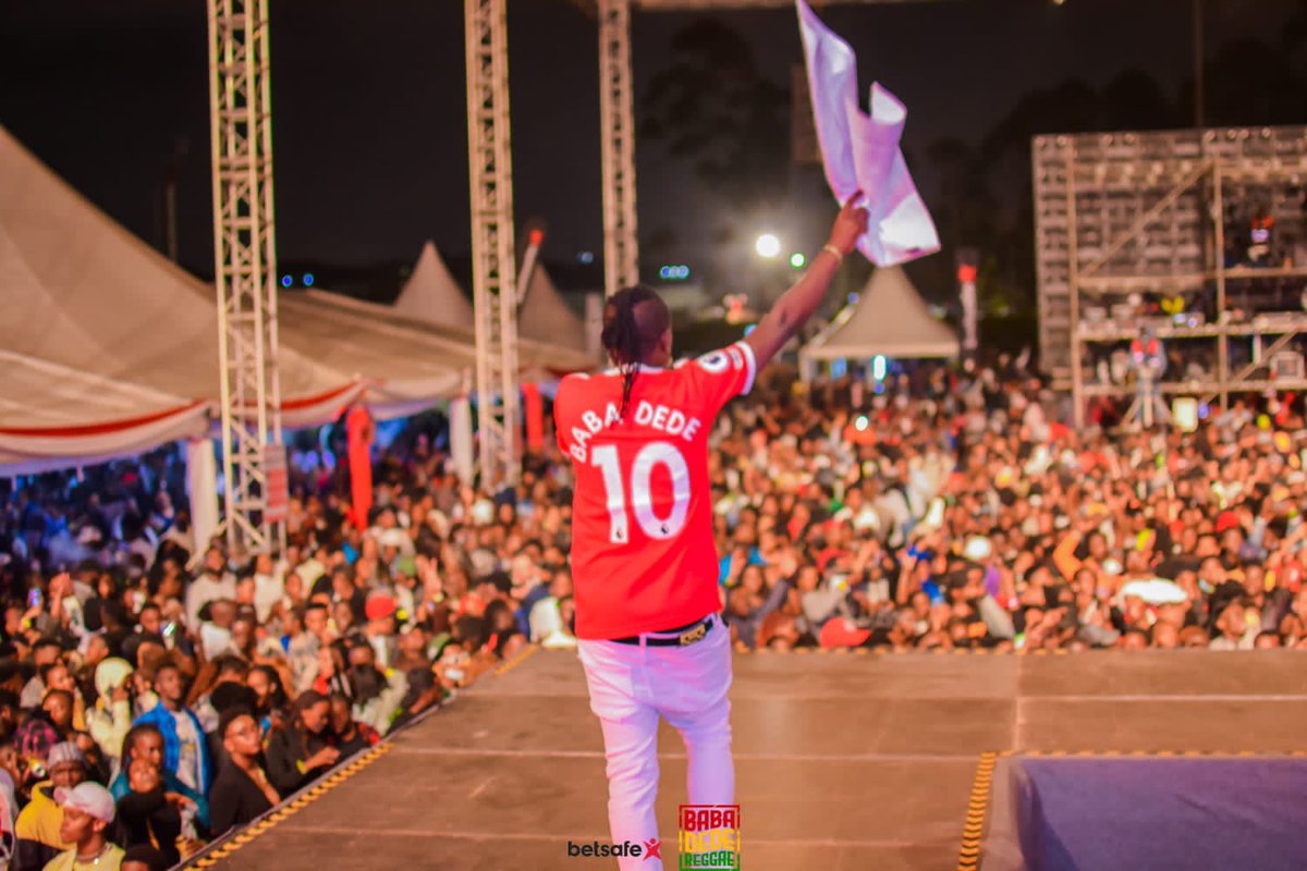 McTeargas's tweet photo. Nguo ndio bado zinaanguka, otherwise nashukuru))))niko sawa #ConcertDJ https://t.co/tYgpmJqoZs