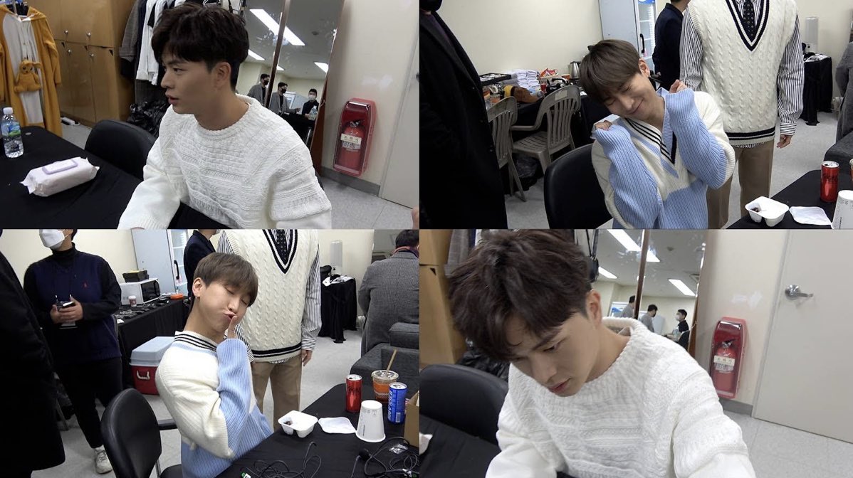 jjellybeans_'s tweet photo. 220104 gyangha
[BTOB]
#fanmeeting #beatcom #preview #4cutcomic
#1 -> maknae asking leader because he doesnt know how to do aegyo🤗🤗🤗🤗🤗🤗💙
#2 -> leader who’s showing maknae aegyo 1😘💙
#3 -> leader who’s showing maknae aegyo 2😘💙
#4 -> wasnt looking
#seoeunkwang #yooksungjae https://t.co/WWuC5I7QkJ