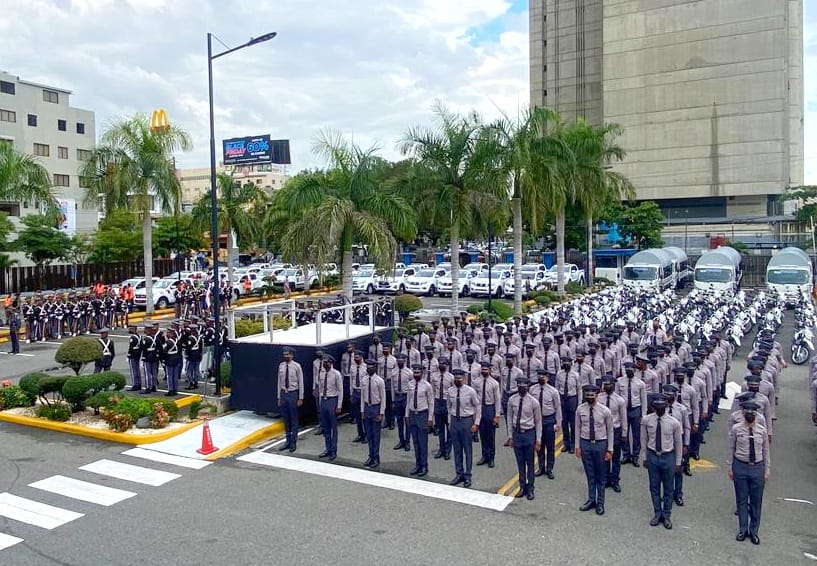 PoliciaRD's tweet photo. ⏱ En las últimas 48 horas| Fueron resueltos más de 60 casos que implicaban robos, agresión, violencia de género, homicidios, drogas y sustracción de armas de fuego en distintas localidades del territorio nacional.

Detalles: https://t.co/hRN454uK9G

#PNenAcción 🚨 https://t.co/a9S4aSLOXW