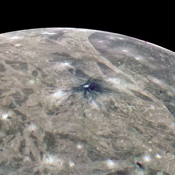 Xavi_Bros's tweet photo. Ganymede is the largest moon of Jupiter discovered by Galileo and easy to watch with an small telescope.
Here, an image of #Ganymede done recently by NASA’s Juno probe currently orbiting #Jupiter.

Image: NASA @NASAJPL @Caltech @SwRI #MSSS 
Processing: Thomas Thomopoulos https://t.co/IpJseRdyY0