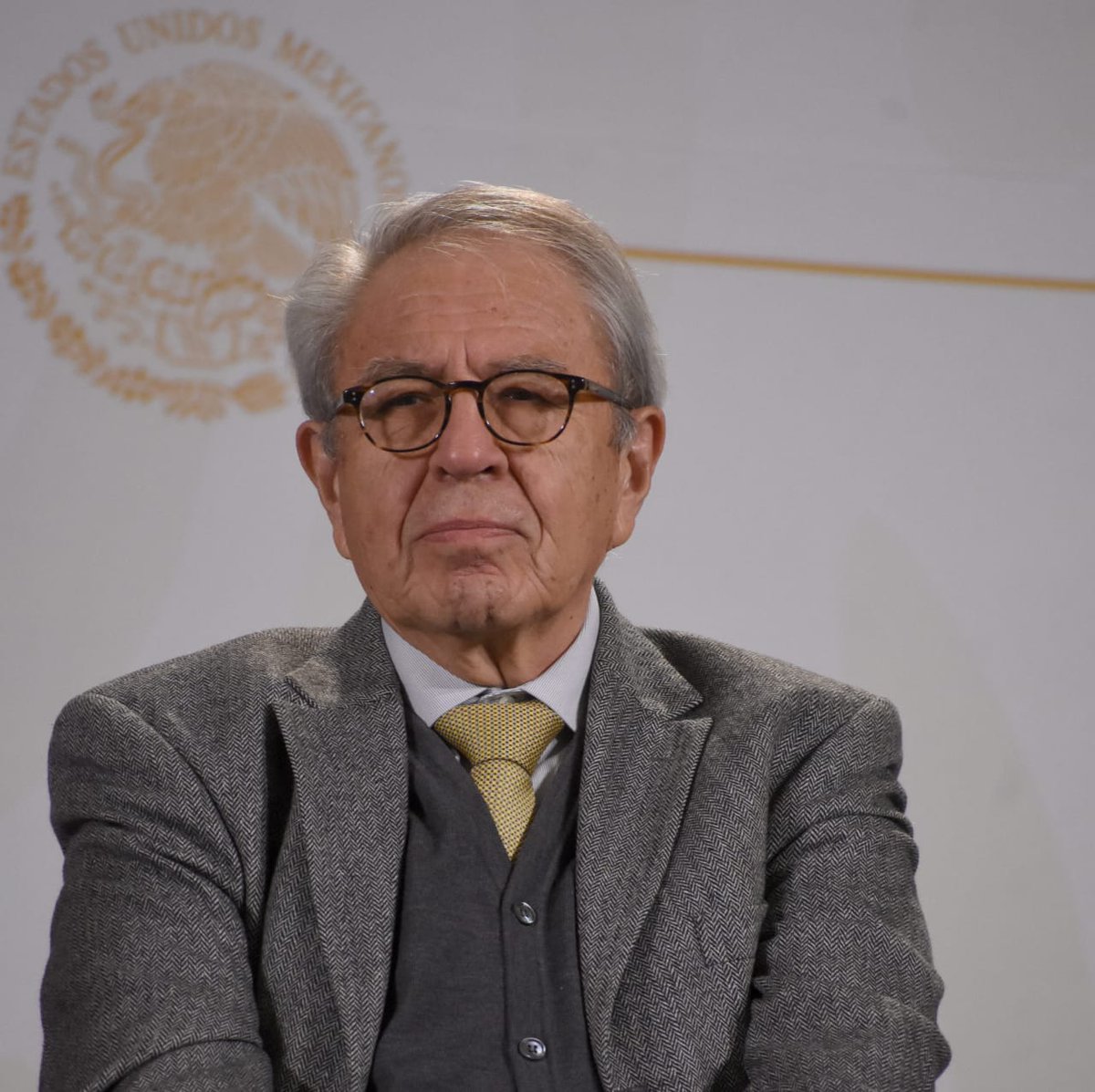 El secretario de Salud, Jorge Alcocer Varela presentó la estrategia de #Vacunación de refuerzo a #PersonalEducativo. Iniciará el próximo 8 de enero en 16 entidades y cubrirá un estimado de 2.7 millones de personas. Para la inmunización se aplicarán biológicos de #Moderna.