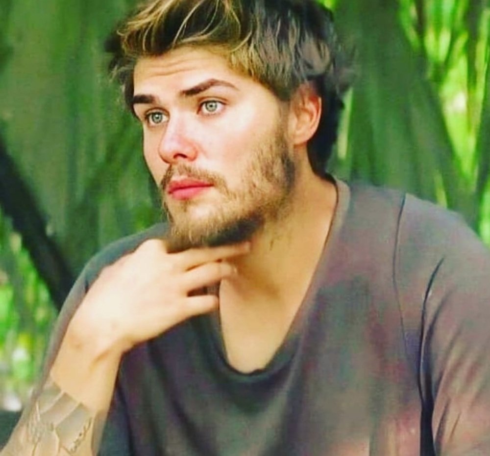 güzel gözlerine hüzün çökmesin çünkü biz buna izin vermiycez

BaşrolünAdı BarışMuratYağcı