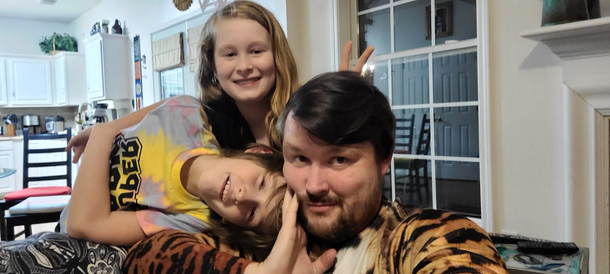 TogetherTeamDuo's tweet photo. Happy new year to everyone! We all got some cool art supplies and are ready to fill our new year with color. 💜🎨 https://t.co/LaJ00mA78O