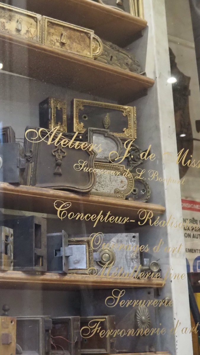 ✨Pour commencer cette nouvelle année la CFMA est fière de vous présenter le dernier atelier de ferronnerie de Paris tenu par Jim de Missolz ! 

👀Ouvrez l’œil !  Car Jim de Missolz nous a gentiment ouvert les portes de son atelier emblématique au 42 rue de Grenelle !