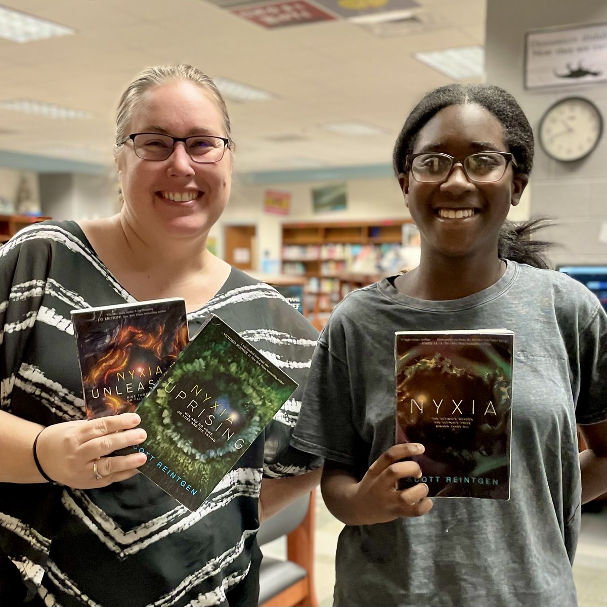 HiRMS_library's tweet photo. Not your standard #mavbookbuddies, but these two couldn’t stop telling everyone in the MC about how good the Nyxia series is! #ridgereads📚

@hickoryridgemid https://t.co/0nxOVgmVSA