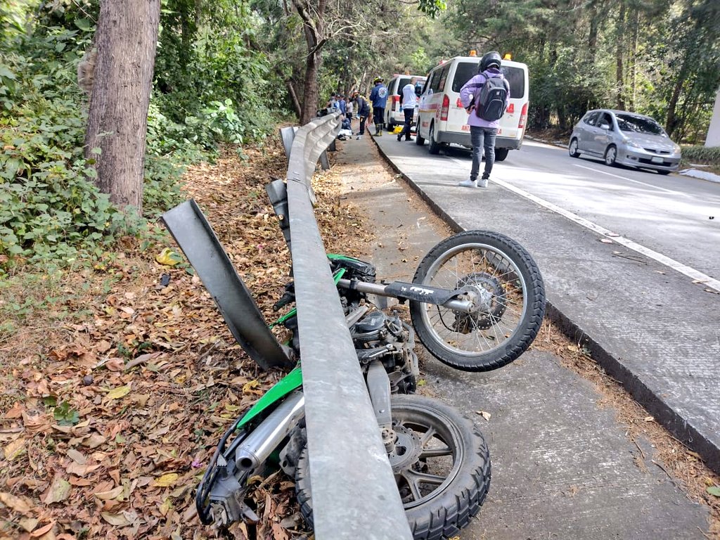 vichoguate's tweet photo. LO ÚLTIMO:

Muere mujer que se transportaba en motocicleta, tras accidente en kilómetro 38, descenso de Las Cañas, Antigua Guatemala. https://t.co/NTWeNHJKLA