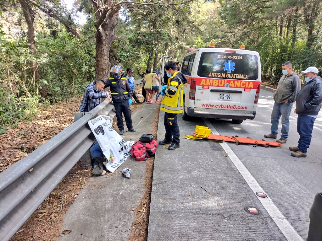 vichoguate's tweet photo. LO ÚLTIMO:

Muere mujer que se transportaba en motocicleta, tras accidente en kilómetro 38, descenso de Las Cañas, Antigua Guatemala. https://t.co/NTWeNHJKLA