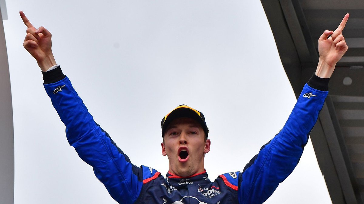 Formula1Verse's tweet photo. SENSACIONAL @ManorF1V MOSTRA A TODOS QUE DEIXA DE SER UMA ZEBRA E SE TORNA UMA DAS GRANDES FINALMENTE COM @kvyatF1v GANHANDO O GRANDE PREMIO DO BAHRAIN DE 2018!!! NUMA LINDA PROVA DA EQUIPE INGLESA QUE VIU SEU 2 PILOTO O JOVEM ESTRELA @LaNorris_F1 VOOAR E CHEGAR NO PODIO!! https://t.co/Yme54uW5h6