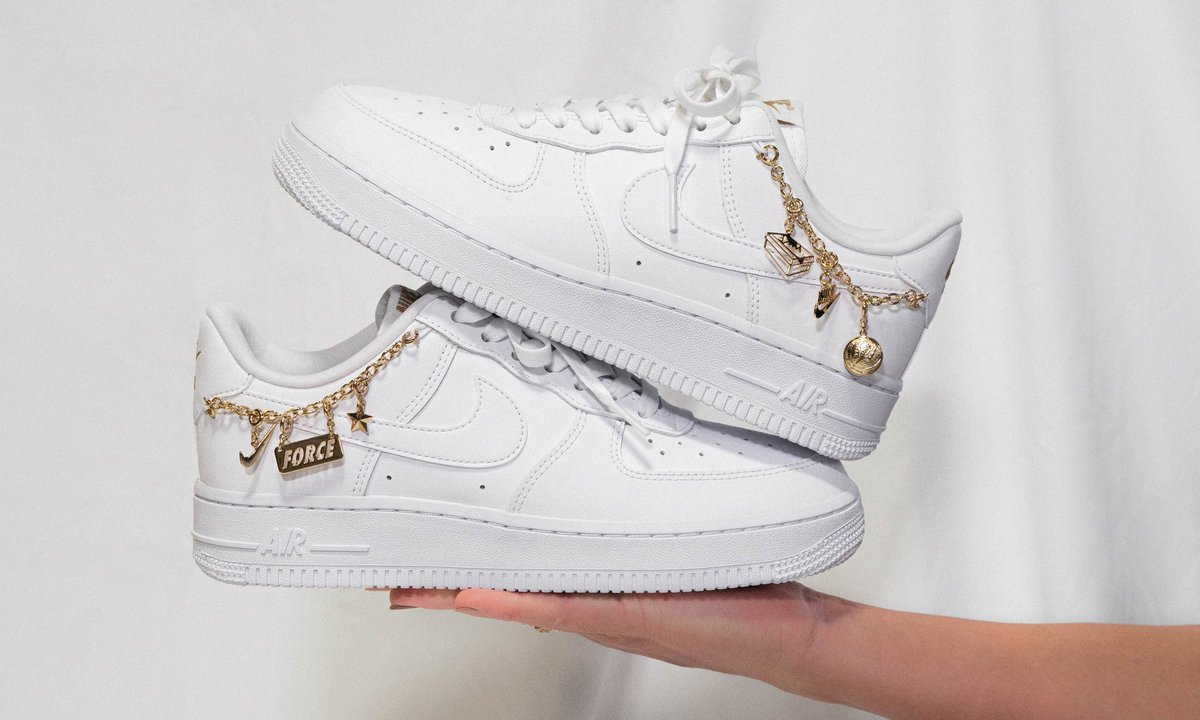 SNKR_TWITR tweet media