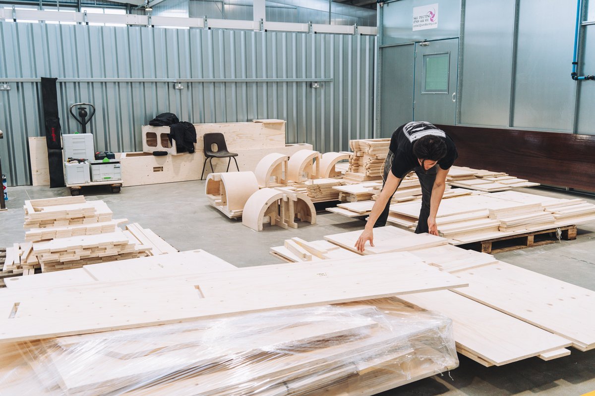 Think big this year! Our jumbo bays measure 4.8 sqm and if that’s not enough we have dedicated large build areas, we’re talking 12 sqm with a minimum clearance of 6.5 metres. Click the link in our bio to book a tour and start thinking big. 📐 #bigbuild #woodwork #metalwork