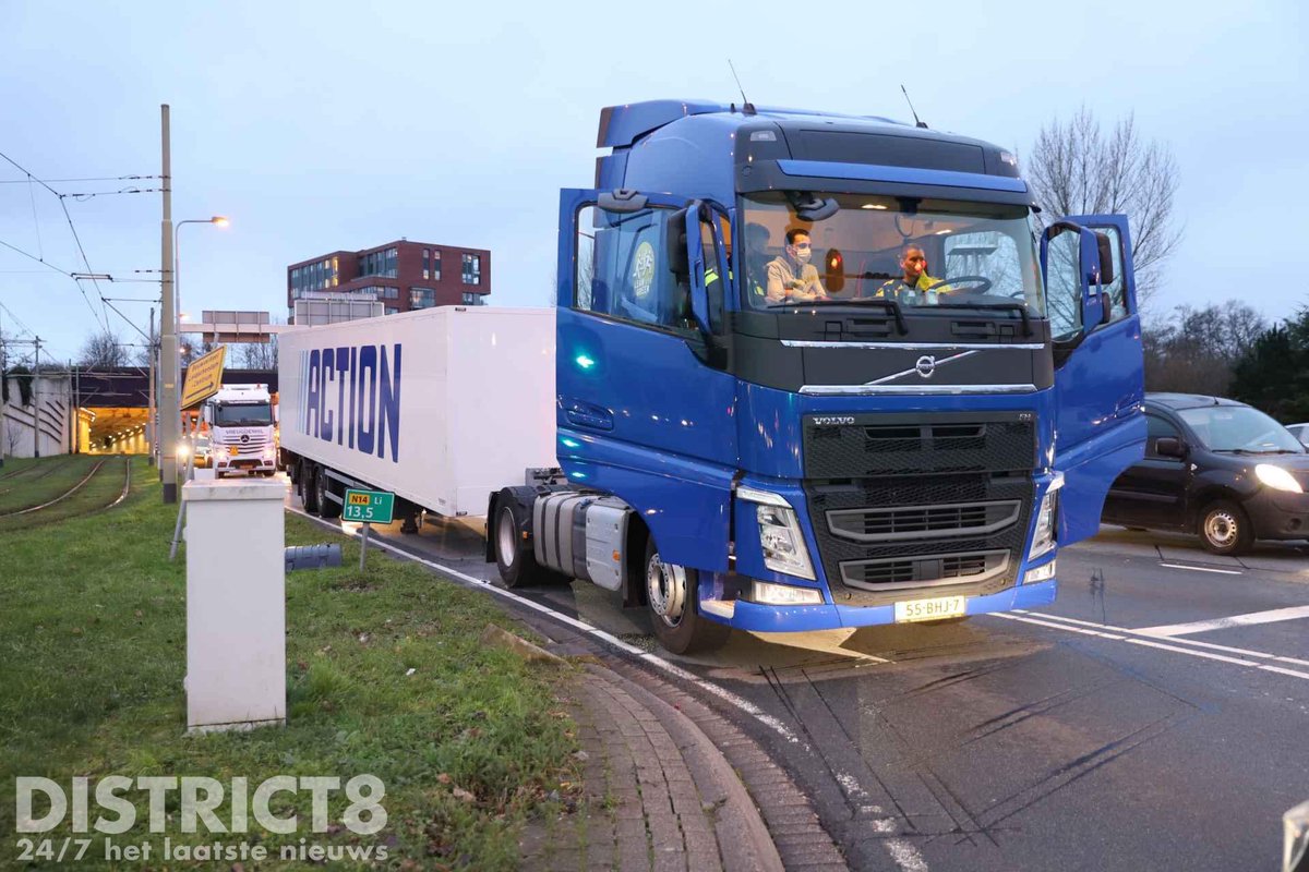 Op de #N14 bij #Voorburg is een vrachtwagenchauffeur van de ‘Action’ zijn trailer verloren. De bergers van <a href="/Vreugdenhil_/">Vreugdenhil Berging</a> zijn ter plaatse om de weg zo snel mogelijk weer vrij te maken. Inmiddels ontstaat er een flinke file. <a href="/ANWBverkeer/">ANWB Verkeersinformatie</a>