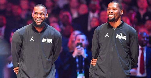 NBAMemes's tweet photo. ‘MVP’ Durant this season:
29.7/7.7/5.7, 51.4% FG, 25.2 PER

‘Old/Washed’ LeBron this seaon:
28.5/7.5/6.6, 52.3% FG, 26.8 PER https://t.co/hB4wV3NjW8