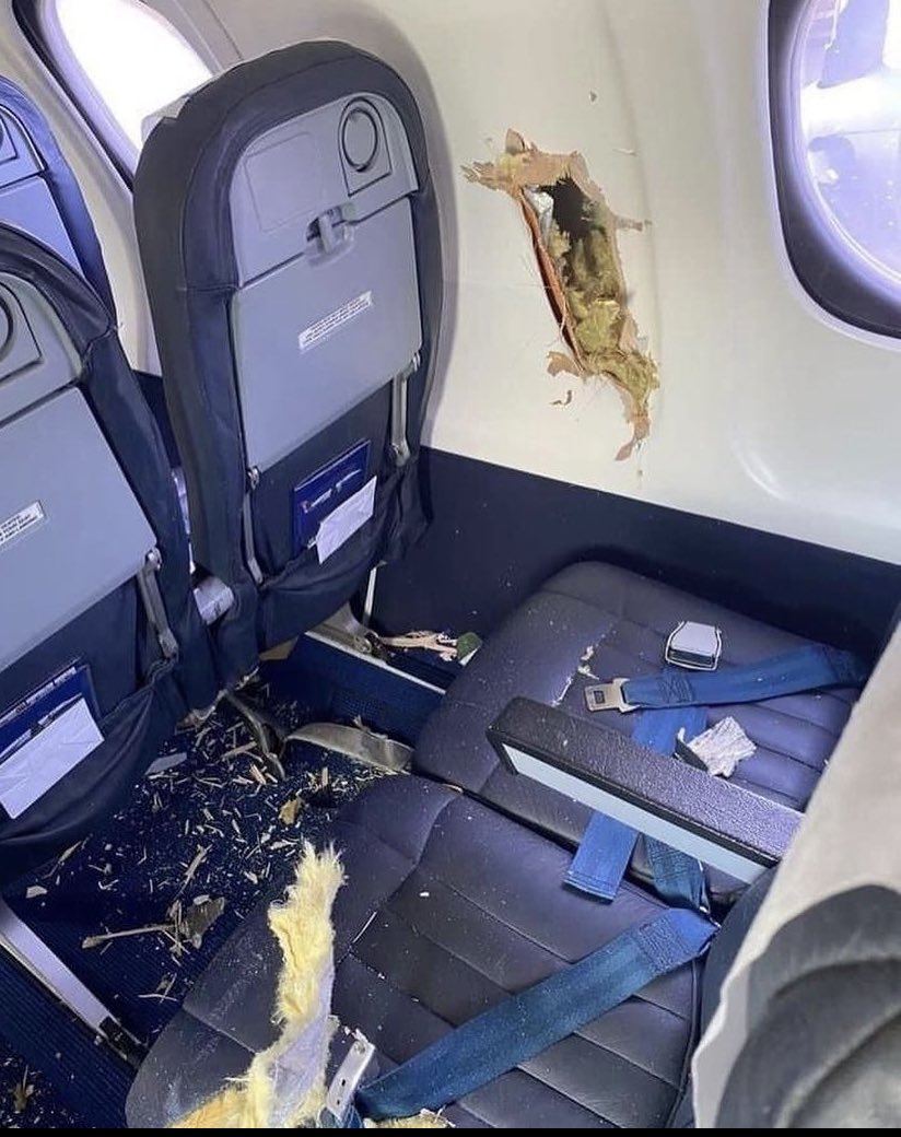 airtangohobbie2's tweet photo. En MEX un #Jetstream41 de @Fly_Airlink le dio con la hélice a un pájaro y una pala de esta se desprendió y dio contra el fuselaje sin ocasionar heridos. 
A mi no me importa, siempre seré #teamventana 

Ph https://t.co/wyJFZdiqz4 https://t.co/0ugQ5c3cz5
