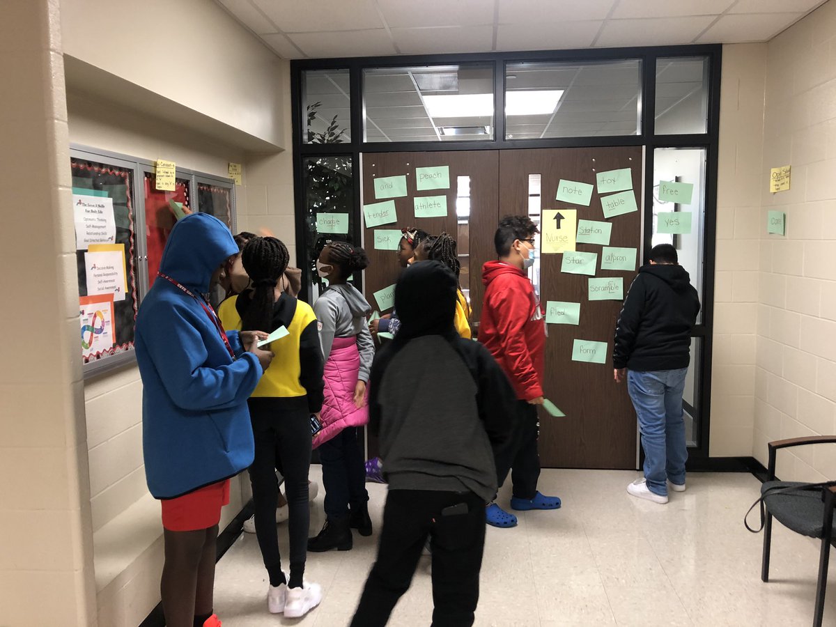 gwen_meaux's tweet photo. Starting the new year with a syllable sort! Time to wake up our brains! #Dyslexia @HumbleISD_WMS @HDyslexia #6syllabletypes https://t.co/NydsavTp9c