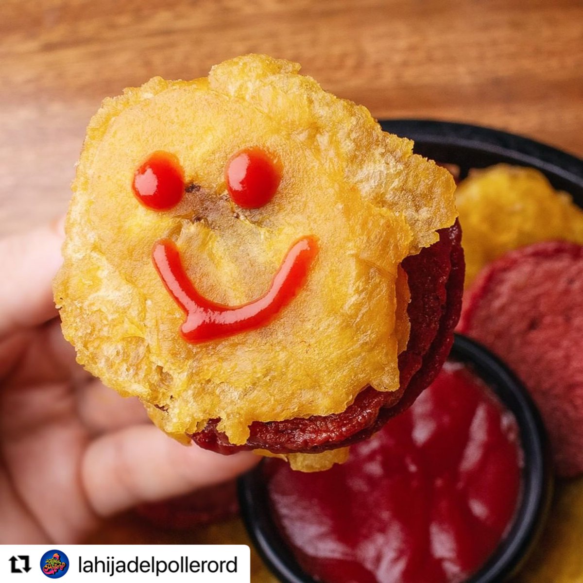 AdecorRD's tweet photo. Frito de la suerte ❤️ 

Con una sonrisita le damos la bienvenida al primer martes del año. ¡Con pilas nuevas desde @lahijadelpollerord! 🎉

#Adecor #MiembrosAdecor #Martes #LaHijadelPollero https://t.co/wKD2Ujau3a