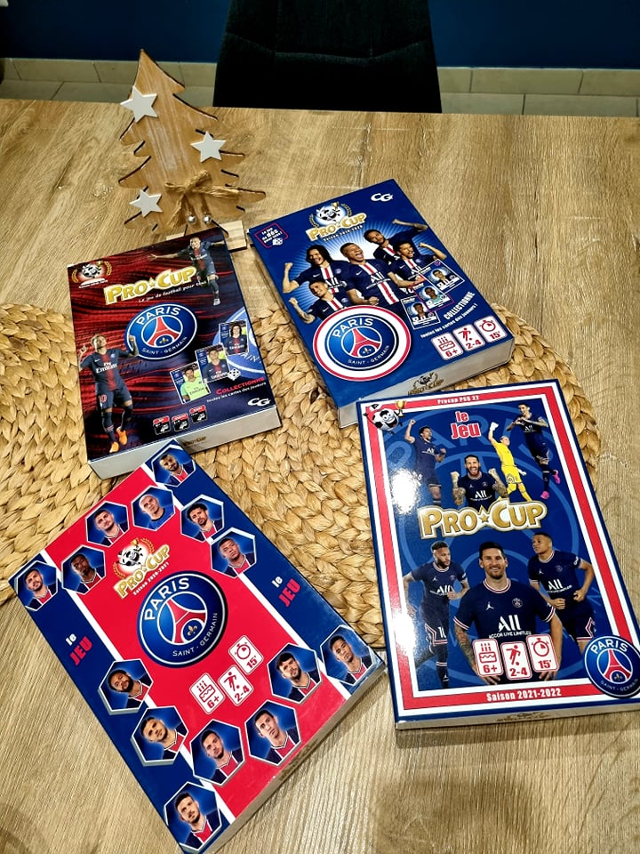 CreacomGames's tweet photo. Petit clin d'œil à un de nos fidèles de notre jeu Procup PSG qui nous a envoyé cette superbe photo...😍😍 Merci beaucoup à toi Jules et à sa maman Jessica 
#creacomgames #psg #procup #jeudesociete #football #fans #collection https://t.co/zhbVYCHNpb