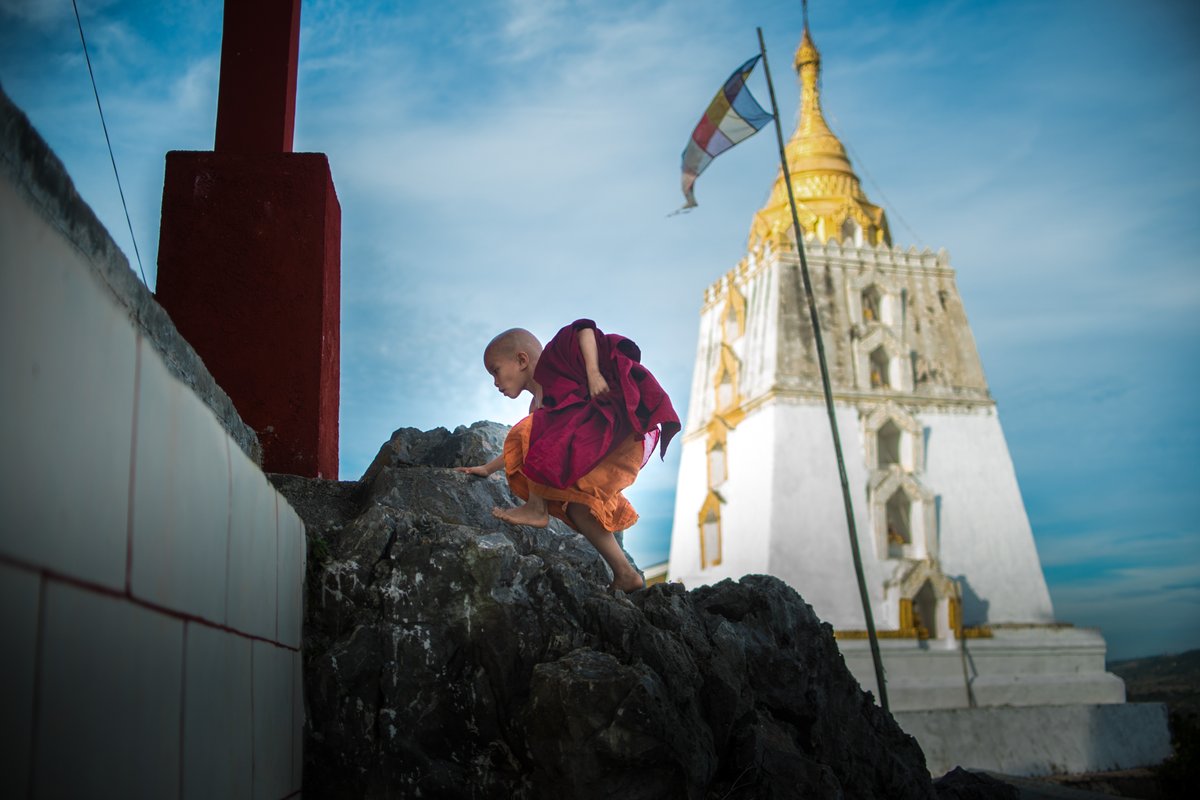 FerrerYulianti's tweet photo. Young Monk climbing a temple in Kayah State, 
Myanmar December 2019
#photography #Photojournalism #Myanmar #Birmanie #Monk #Bouddhism #Kayah #youngmonk https://t.co/pxR4elvFWL