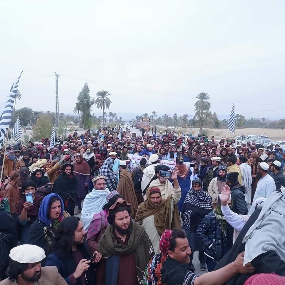 KalamWazir's tweet photo. People were protesting for the third day today to demand justice for Jansada, a 10-year-old girl from Khaisur in North Waziristan.People say that we can no longer tolerate such incidents in Waziristan, the govt should accept all the demands of this protest.
 #Justice4Janasda https://t.co/oV8K97b82k
