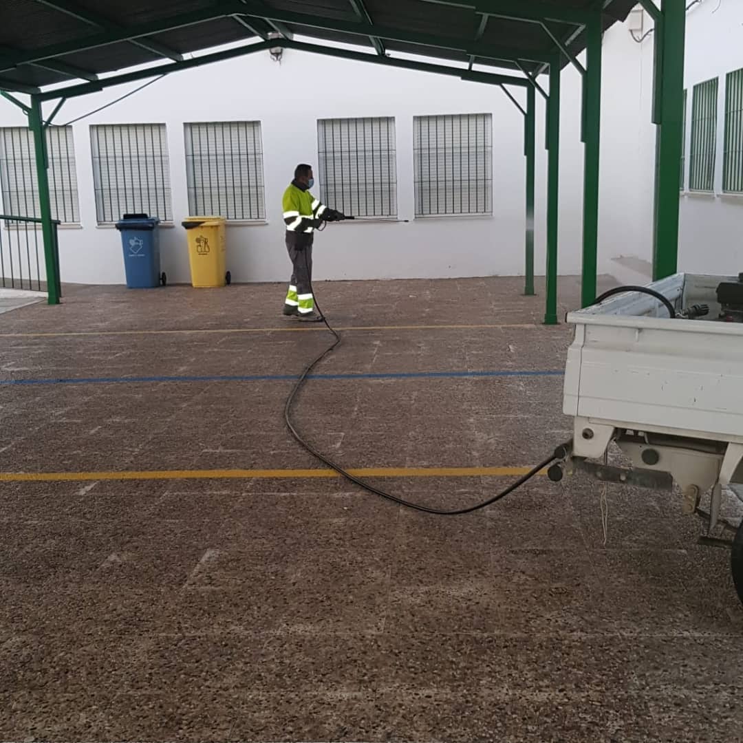 FranSantosCoin's tweet photo. ✅ Llevamos a cabo un plan de limpieza y desinfección en centros educativos y parques infantiles de cara a la vuelta al cole.
✅ Durante estas semanas nuestros #SSOO se afanan en labores de limpieza, jardinería y resolución de incidencias #Coín #CoínMLG #JuntosMejoramosCoín https://t.co/anf05KfThg