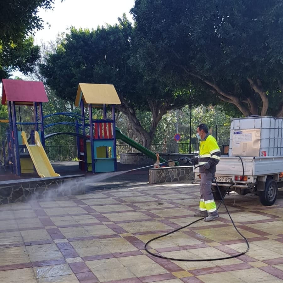FranSantosCoin's tweet photo. ✅ Llevamos a cabo un plan de limpieza y desinfección en centros educativos y parques infantiles de cara a la vuelta al cole.
✅ Durante estas semanas nuestros #SSOO se afanan en labores de limpieza, jardinería y resolución de incidencias #Coín #CoínMLG #JuntosMejoramosCoín https://t.co/anf05KfThg