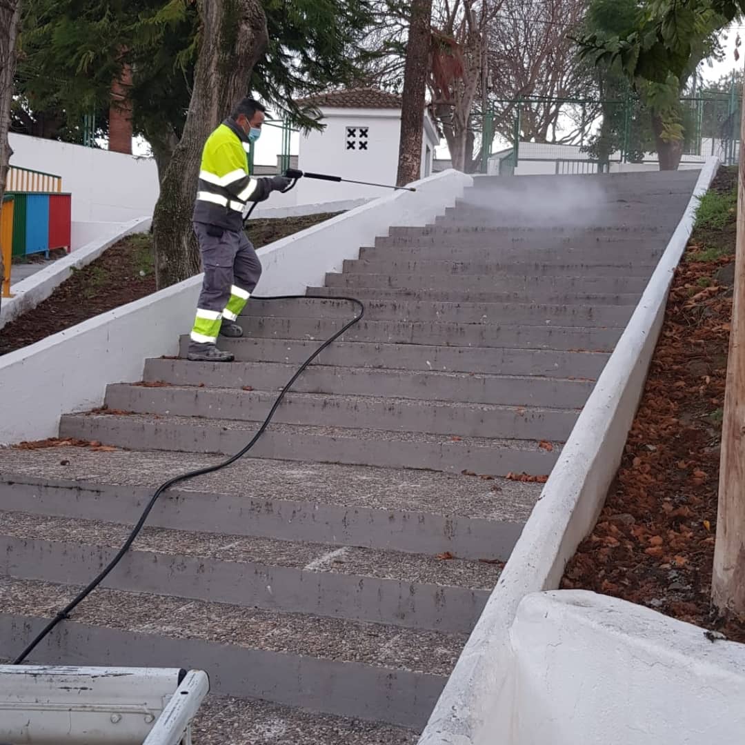 FranSantosCoin's tweet photo. ✅ Llevamos a cabo un plan de limpieza y desinfección en centros educativos y parques infantiles de cara a la vuelta al cole.
✅ Durante estas semanas nuestros #SSOO se afanan en labores de limpieza, jardinería y resolución de incidencias #Coín #CoínMLG #JuntosMejoramosCoín https://t.co/anf05KfThg