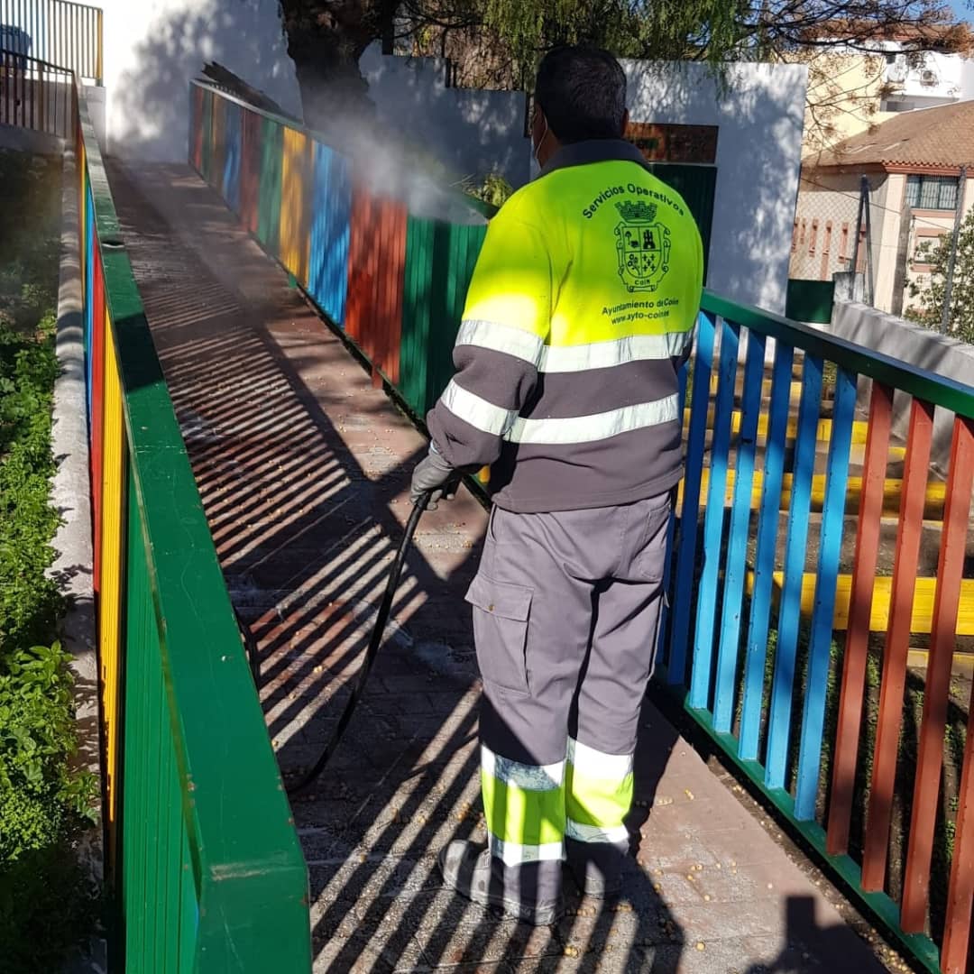 FranSantosCoin's tweet photo. ✅ Llevamos a cabo un plan de limpieza y desinfección en centros educativos y parques infantiles de cara a la vuelta al cole.
✅ Durante estas semanas nuestros #SSOO se afanan en labores de limpieza, jardinería y resolución de incidencias #Coín #CoínMLG #JuntosMejoramosCoín https://t.co/anf05KfThg