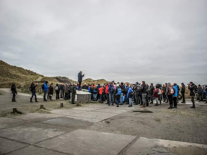 BoswchtrAnnoTS's tweet photo. 3 jaar geleden waren we super blij met alle hulp om het strand schoon te krijgen! Nog steeds spoelt er veel rommel aan. Vooral kleine plastic bolletjes!! #containerramp #veelhandenlichtwerk https://t.co/21AdcdLt26