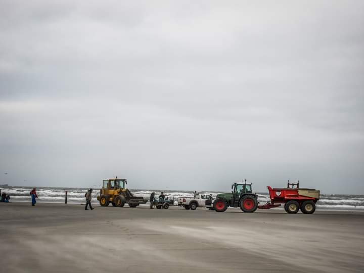 BoswchtrAnnoTS's tweet photo. 3 jaar geleden waren we super blij met alle hulp om het strand schoon te krijgen! Nog steeds spoelt er veel rommel aan. Vooral kleine plastic bolletjes!! #containerramp #veelhandenlichtwerk https://t.co/21AdcdLt26
