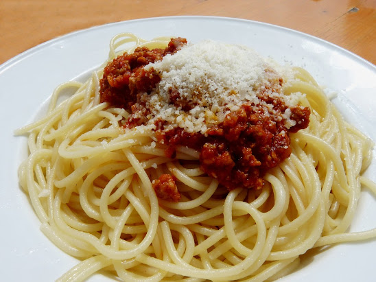FoodRecipesGR's tweet photo. Happy #NationalSpaghettiDay 
Celebrate this day with  "makaronia me kima", which literally means in Greek spaghetti with minced meat.

Learn this recipe here: https://t.co/zC1PvG2kjK https://t.co/KQ2bQkuRS8