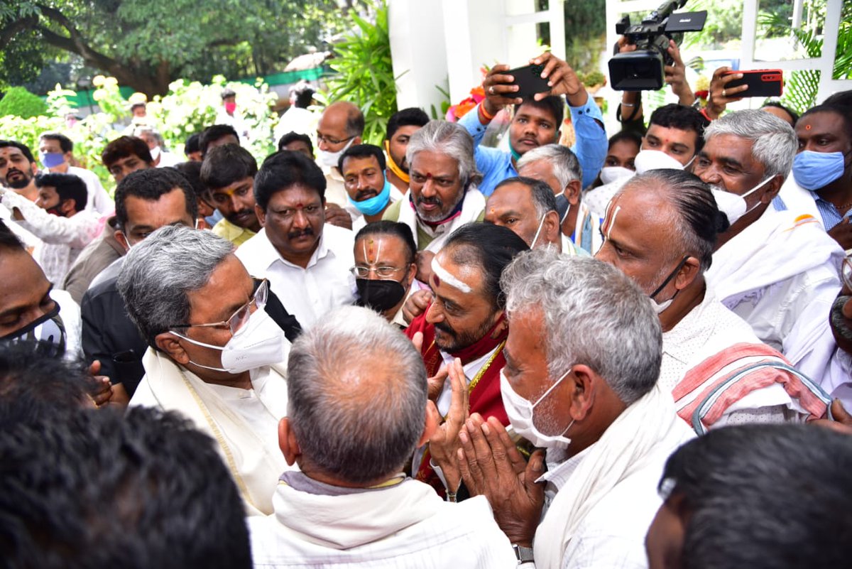 siddaramaiah's tweet photo. ಕರ್ನಾಟಕ ಹಿಂದೂ ದೇವಾಲಯಗಳ ಅರ್ಚಕರ - ಆಗಮಿಕರ ಮತ್ತು ಉಪಾಧಿವಂತರ ಒಕ್ಕೂಟದ ಪದಾಧಿಕಾರಿಗಳು ಇಂದು ನನ್ನನ್ನು ಭೇಟಿ ಮಾಡಿ, ದೇವಾಲಯಗಳನ್ನು ಸ್ವತಂತ್ರಗೊಳಿಸುವ ನಿರ್ಧಾರ ಕೈ ಬಿಡುವಂತೆ ಸರ್ಕಾರದ ಮೇಲೆ ಒತ್ತಡ ಹೇರಬೇಕೆಂದು ಮನವಿ ಮಾಡಿದರು.
#SaveTemples https://t.co/35yeoa7JBl
