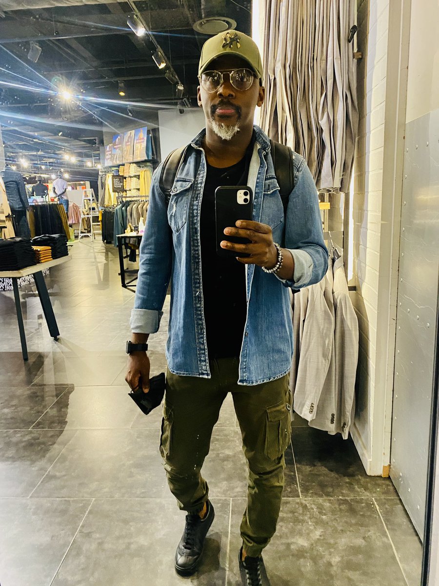 MorerianeTebogo's tweet photo. You looking @ 39 😛#39andbeyond #grace #januarybabe💚💙🖤 https://t.co/k4de5TVdc2