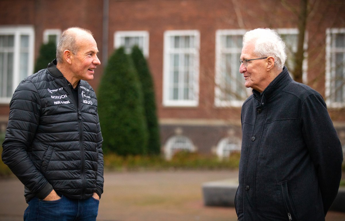johnvandertol's tweet photo. In januari 1997 kreeg Henk Angenent van toenmalig burgemeester Paats (op het bordes van het oude raadhuis) de erepenning van de gemeente Alphen aan den Rijn uitgereikt. Nu, 25 jaar later, ontmoeten de twee elkaar op precies dezelfde plek #alphen #angenent #elfstedentocht https://t.co/knHrlEwEEU