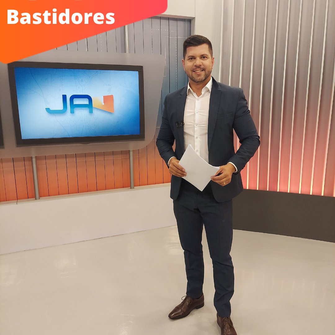 JAJoinville's tweet photo. Dentro do estúdio do Jornal do Almoço Joinville, o apresentador Rafael Custódio.

Todo o trabalho da nossa equipe faz chegar até você a melhor informação da hora do almoço. 

#nsctv #jornalismo #tv #joinville https://t.co/MALqoPXpbd