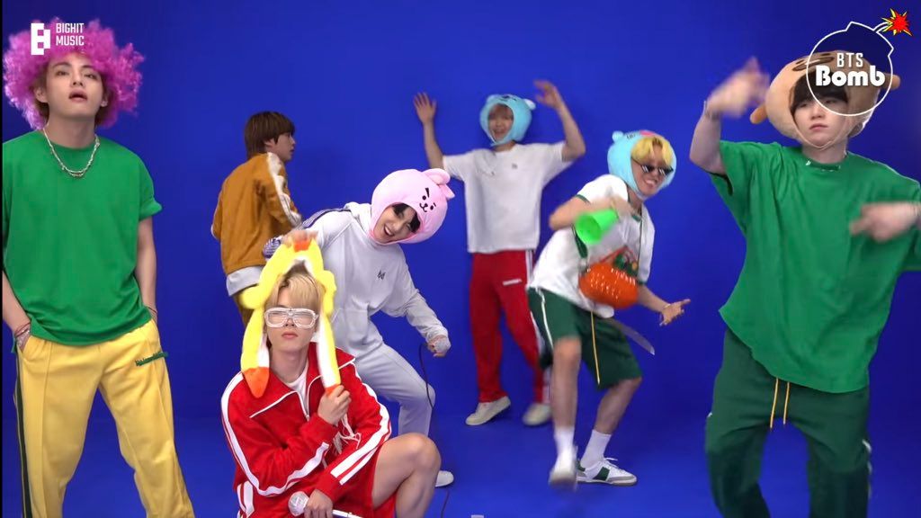 Healinghours7's tweet photo. Meet BTS, the biggest boyband on the planet — a thread of BTS being BTS https://t.co/cJP6T34joH
