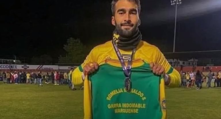 Butun_Butun's tweet photo. Guatemalalı futbolcu Marcos Menaldo, antrenman sırasında kalp krizi geçirdikten sonra öldü, 25 yaşındaydı. https://t.co/78U8NWBQdJ