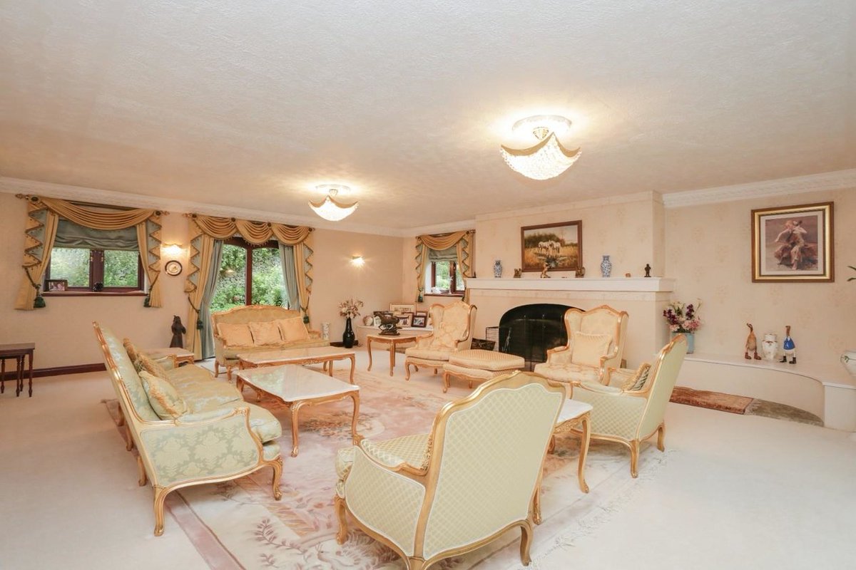 MilesandBarr's tweet photo. The New Year is the perfect excuse to adapt your home's interior 🍾 Would you choose Colourful, Vintage, or Modern? 

Share your favourite in Comments below! ⬇️

#kent #designinspo #milesandbarr #kentbusiness #property #properties #home #house #interior https://t.co/Rv1NYm9JPc