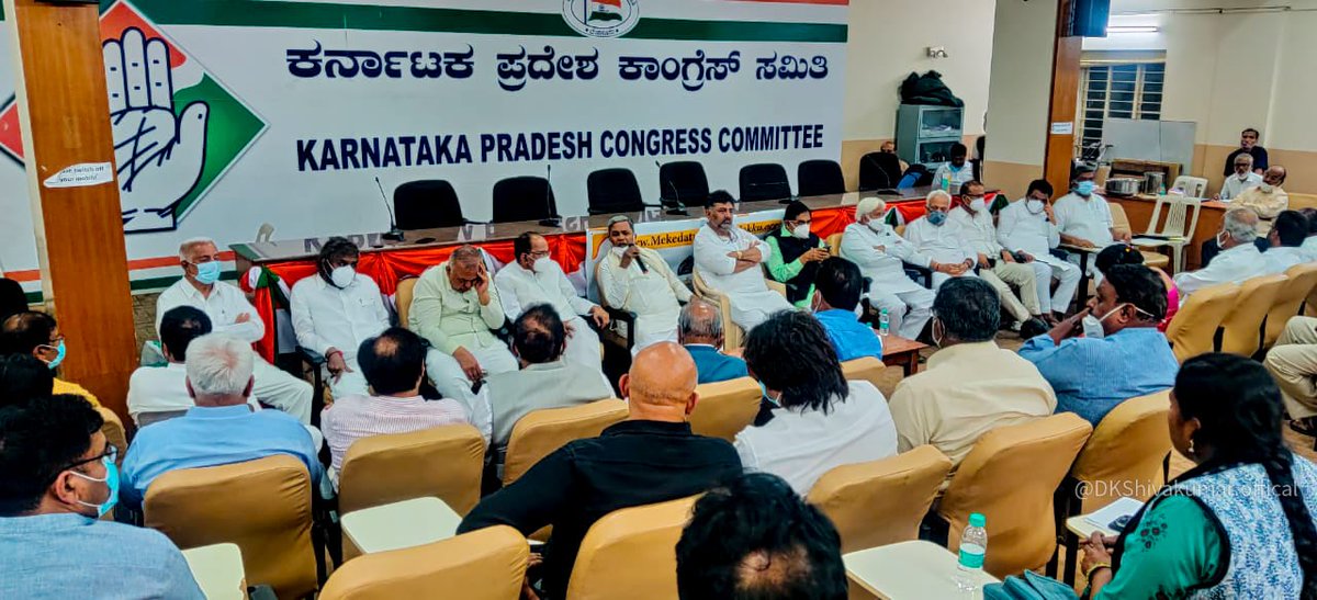 DKShivakumar's tweet photo. ಲಕ್ಷಾಂತರ ಜನರ ದಾಹ ನೀಗಿಸುವ ಮೇಕೆದಾಟು ಯೋಜನೆ ಅನುಷ್ಠಾನಕ್ಕೆ ನಿರೀಕ್ಷೆಗೂ ಮೀರಿ ಬೆಂಬಲ ವ್ಯಕ್ತವಾಗುತ್ತಿದೆ.
ಈ ಐತಿಹಾಸಿಕ ಅಭಿಯಾನದ ಸಂಬಂಧ ಇಂದು ಕೆಪಿಸಿಸಿ ಕಚೇರಿಯಲ್ಲಿ ರಾಜ್ಯ ಮಟ್ಟದ ಉಸ್ತುವಾರಿ ಸಮಿತಿ ಸಭೆ ನಡೆಸಲಾಯಿತು. ಶಾಸಕಾಂಗ ಪಕ್ಷದ ನಾಯಕರಾದ ಶ್ರೀ @Siddaramaiah ಮೊದಲಾದವರು ಉಪಸ್ಥಿತರಿದ್ದರು.
#NammaNeeruNammaHakku https://t.co/hDazAvCXed
