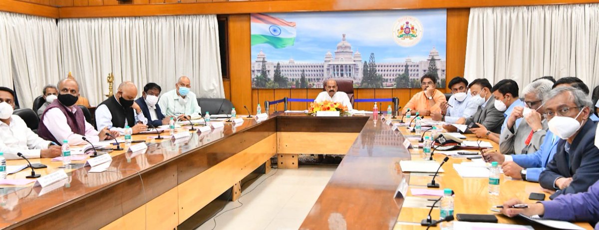 CMofKarnataka's tweet photo. ಮುಖ್ಯಮಂತ್ರಿ @BSBommai ಅವರು ಇಂದು ರಾಜ್ಯದ ಕೋವಿಡ್ ಸ್ಥಿತಿಗತಿ ಕುರಿತಂತೆ ಸಚಿವರು, ತಜ್ಞರು ಹಾಗೂ ಹಿರಿಯ ಅಧಿಕಾರಿಗಳೊಂದಿಗೆ ಸಭೆ ನಡೆಸಿದರು. (1/2)

#KarnatakaFightsCorona https://t.co/KiJjsR0bsL
