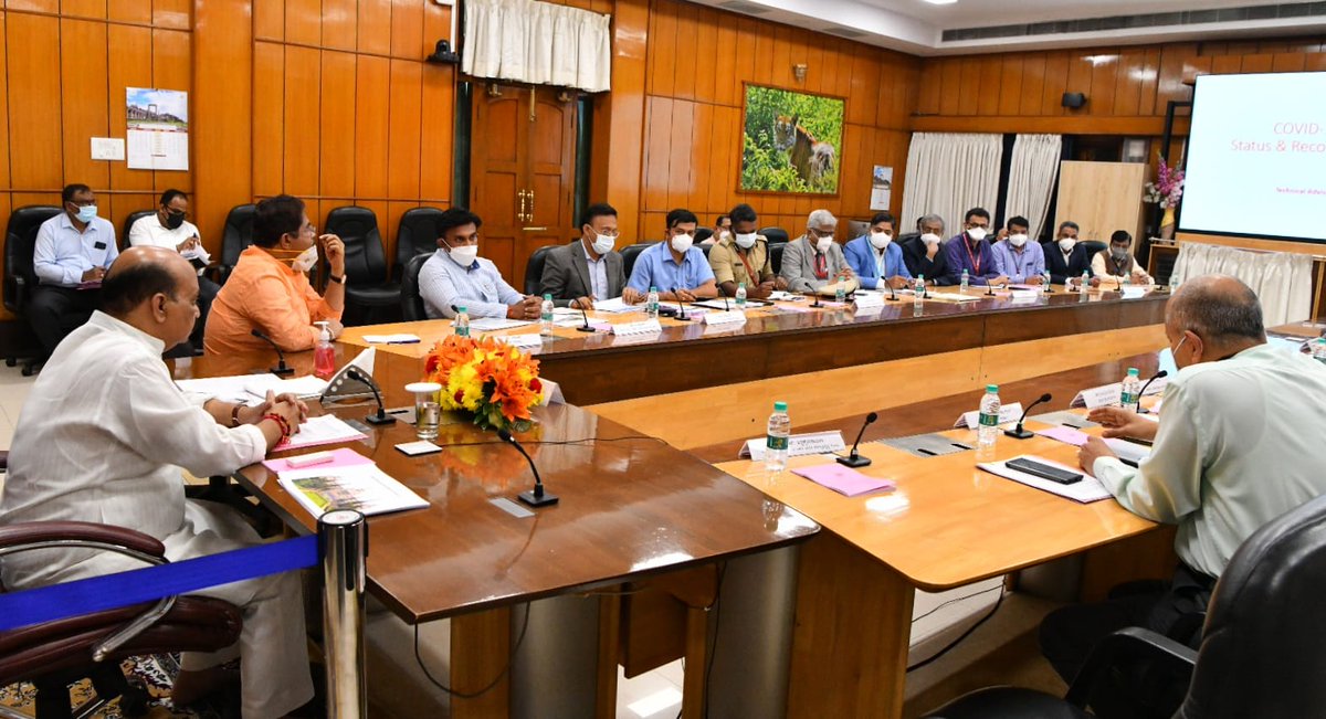 CMofKarnataka's tweet photo. ಮುಖ್ಯಮಂತ್ರಿ @BSBommai ಅವರು ಇಂದು ರಾಜ್ಯದ ಕೋವಿಡ್ ಸ್ಥಿತಿಗತಿ ಕುರಿತಂತೆ ಸಚಿವರು, ತಜ್ಞರು ಹಾಗೂ ಹಿರಿಯ ಅಧಿಕಾರಿಗಳೊಂದಿಗೆ ಸಭೆ ನಡೆಸಿದರು. (1/2)

#KarnatakaFightsCorona https://t.co/KiJjsR0bsL