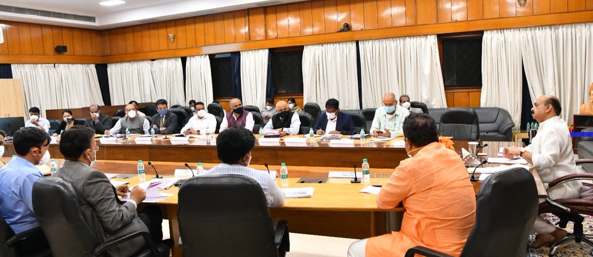 CMofKarnataka's tweet photo. ಮುಖ್ಯಮಂತ್ರಿ @BSBommai ಅವರು ಇಂದು ರಾಜ್ಯದ ಕೋವಿಡ್ ಸ್ಥಿತಿಗತಿ ಕುರಿತಂತೆ ಸಚಿವರು, ತಜ್ಞರು ಹಾಗೂ ಹಿರಿಯ ಅಧಿಕಾರಿಗಳೊಂದಿಗೆ ಸಭೆ ನಡೆಸಿದರು. (1/2)

#KarnatakaFightsCorona https://t.co/KiJjsR0bsL