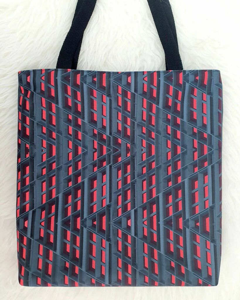creativeutdmy's tweet photo. 'Contrast' Tote by Syarawi.
https://t.co/A1ix6CUyXR

___
Creative United features premium products designed by independent artists. Artist create, we produce and fulfill and every purchase pays an artist. Link in bio. Join us!❤ https://t.co/MdXeWu26XG https://t.co/bg7m5Y5ZvY