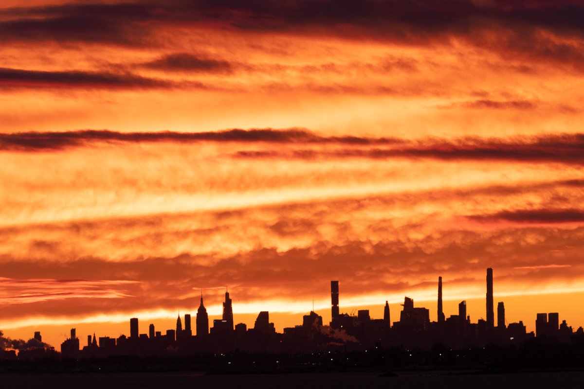 DevonForsyth4's tweet photo. Fiery skies over #NYC last night, Raw vs edit. Which is your fav? #picoftheday #ThePhotoHour #sunsetnyc #sunsetphotography https://t.co/2jIq5sqY3S