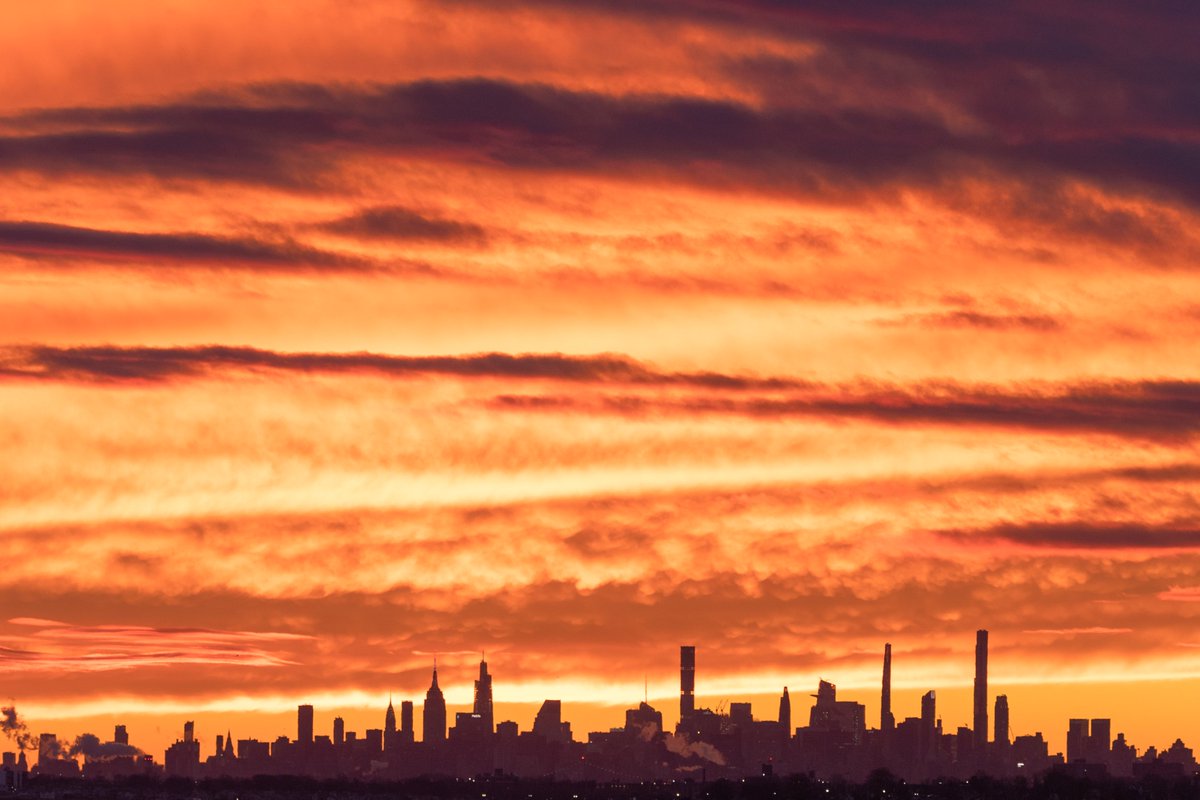 DevonForsyth4's tweet photo. Fiery skies over #NYC last night, Raw vs edit. Which is your fav? #picoftheday #ThePhotoHour #sunsetnyc #sunsetphotography https://t.co/2jIq5sqY3S