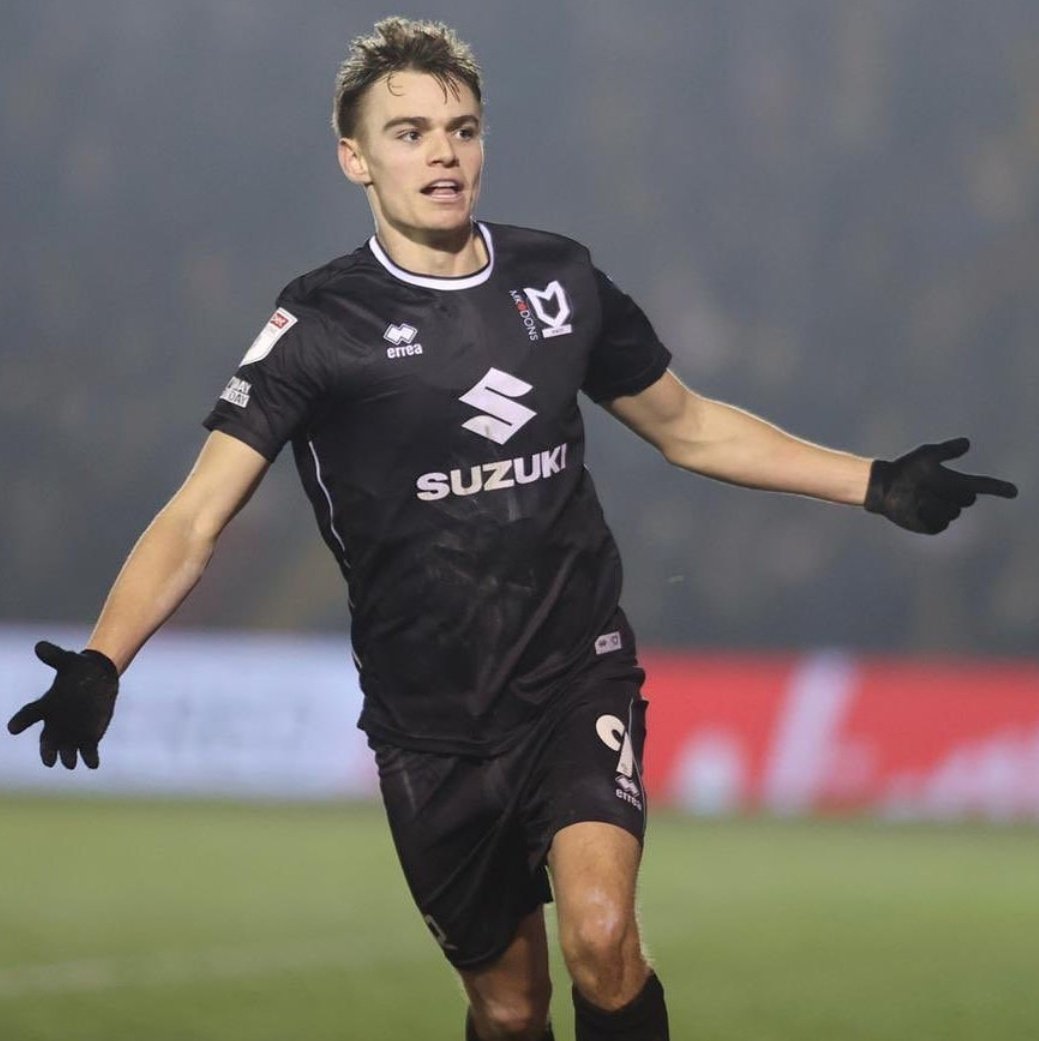Ahers0's tweet photo. Scott Twine (22) 
Takımı: Milton Keynes
Mevki : Forvet arkası 
21/22 sezonu league one istatistiği
22🎽 11⚽️  7🎯
•Maç başına 2.4 anahatar pas
•%68 başarılı top sürme oranı
•Serbest vuruştan 4 gol
•Girdiği pozisyonu gole çevirme yüzdesi %15 https://t.co/5Faog9hz5b