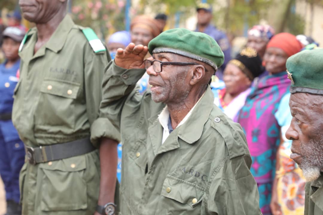 etiennemulindwa's tweet photo. Alors que ces autres là vivent aisés avec des ventres qui bedonnent, ces anciens combattants reçoivent 9000FC/Mois. Cert1 engagés sur le front ds la mm situation. J'ai croisé un à #Bijombo il venait de réaliser 3 mois sans toucher 1 billet de #5000FC @Presidence_RDC @FARDC_off https://t.co/P27uoeCzCt