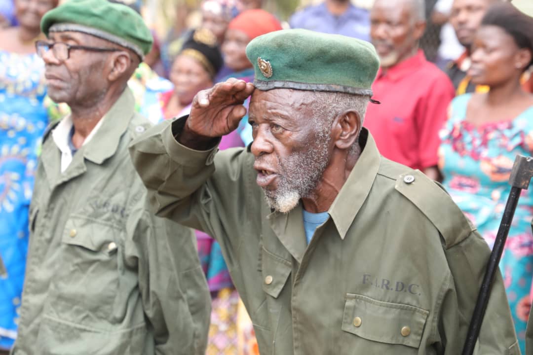 etiennemulindwa's tweet photo. Alors que ces autres là vivent aisés avec des ventres qui bedonnent, ces anciens combattants reçoivent 9000FC/Mois. Cert1 engagés sur le front ds la mm situation. J'ai croisé un à #Bijombo il venait de réaliser 3 mois sans toucher 1 billet de #5000FC @Presidence_RDC @FARDC_off https://t.co/P27uoeCzCt