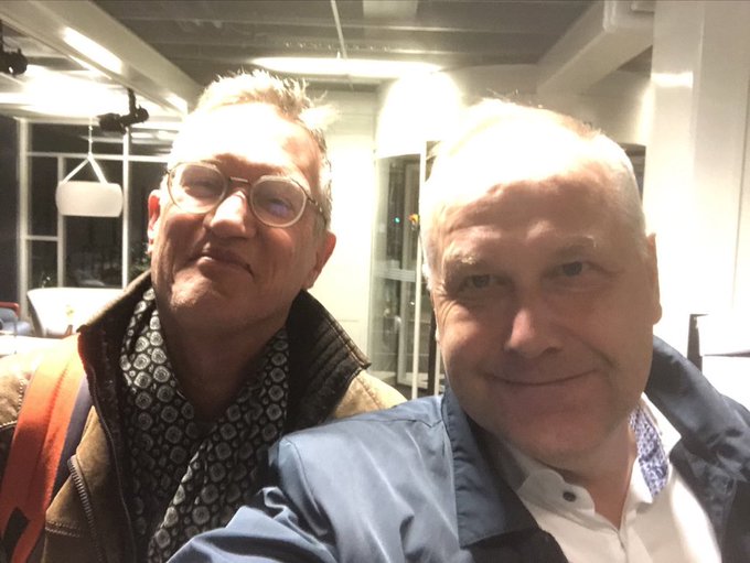 Freddietweetar's tweet photo. I utlandet är det främst konspirationsteoretiker, anti-vetenskap och extremhögern som vill fotas med Tegnell.... I Sverige är det folk som anser sig vara vänster. https://t.co/jE7f5NzX50