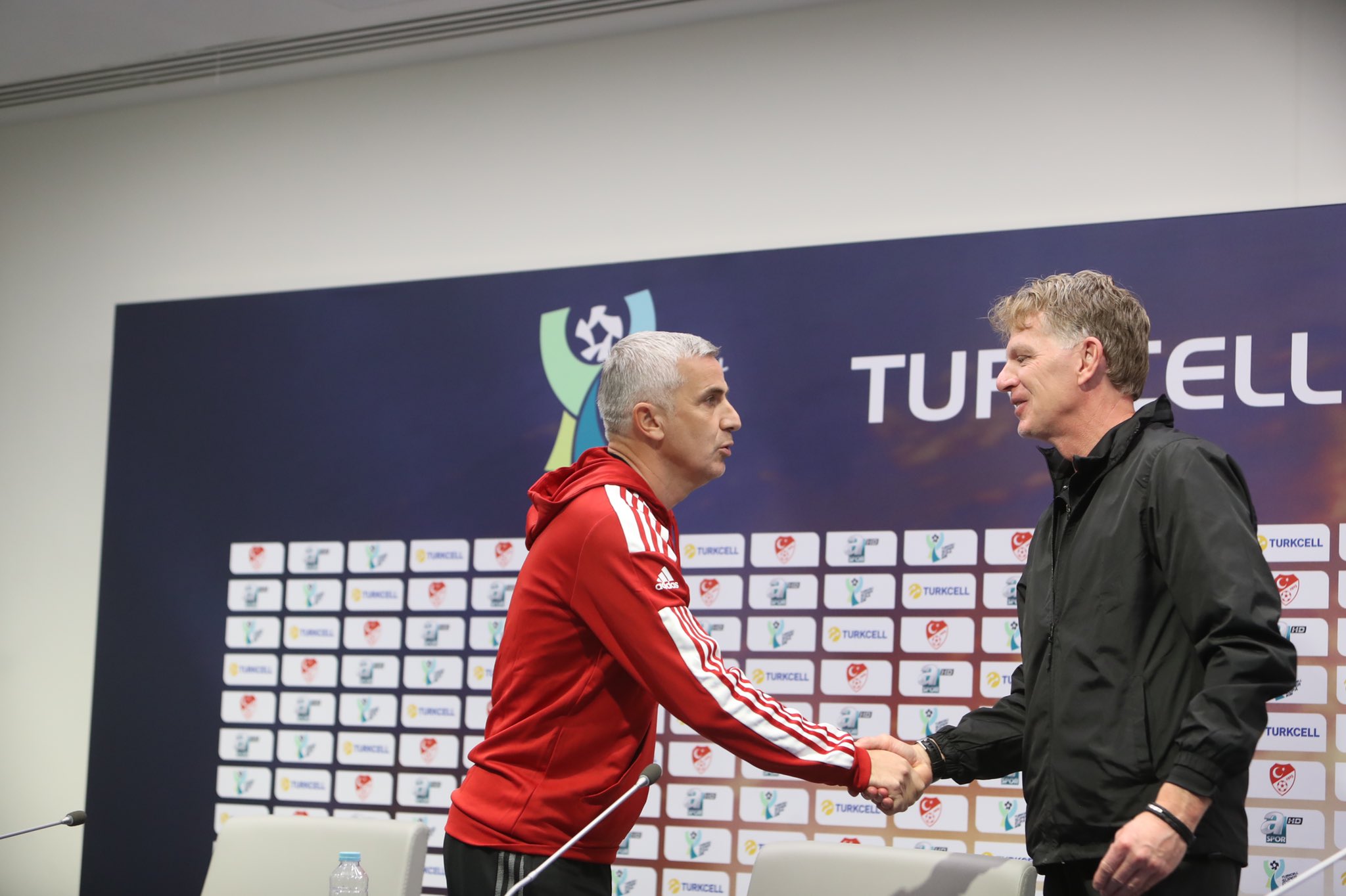 Önder karaveli, Süper Kupa Maçı Öncesi Düzenlenen Basın Toplantısında, Antalyaspor Teknik Sorumlusu ile Tokalaşırken