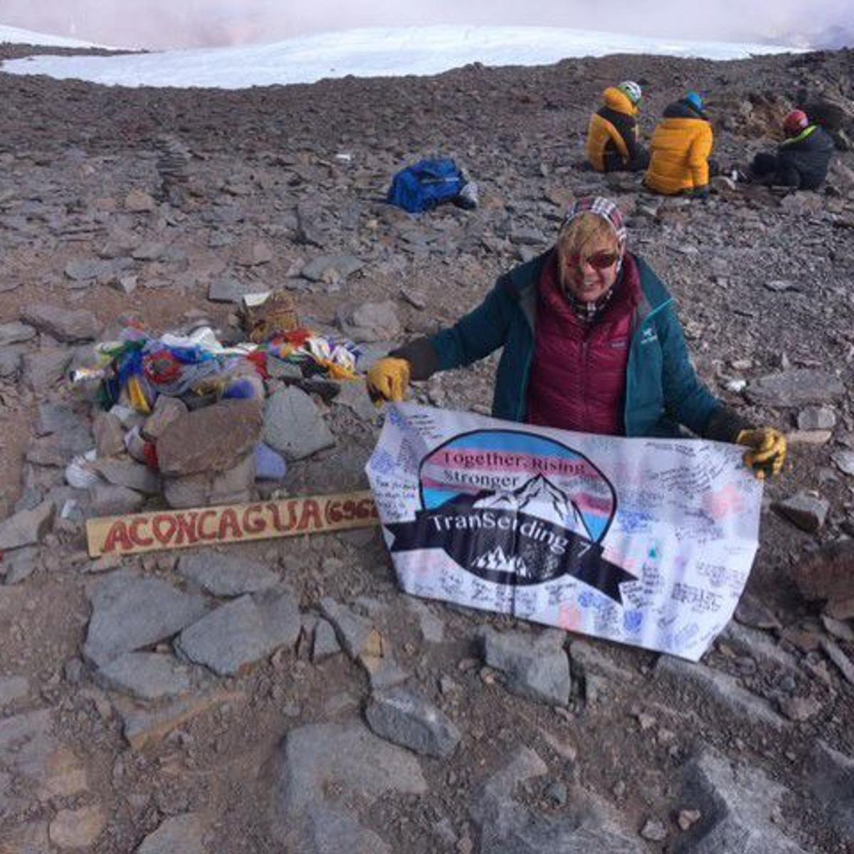 MerGarza's tweet photo. También fue la primera atleta trans en escalar el Everest, esto sucedió en Agosto 2021. Su intención es escalar los 7 picos más altos, acá les dejo un video en donde habla de el reto y de su viaje personal
#Transending #ErinParisi
https://t.co/NdhvdY475r 🏳️⚧️ https://t.co/gkt9aijH6L